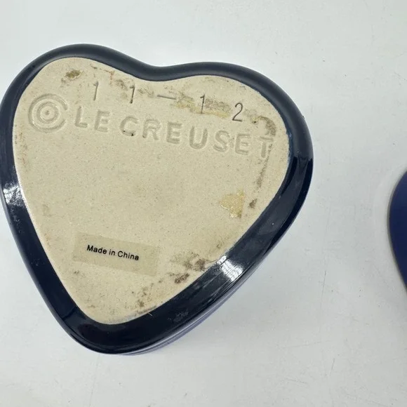 Le Creuset Cobalt Blue Heart Ramekin Set of 2 Stoneware Lidded Cocottes 11-12 - Picture 10 of 13